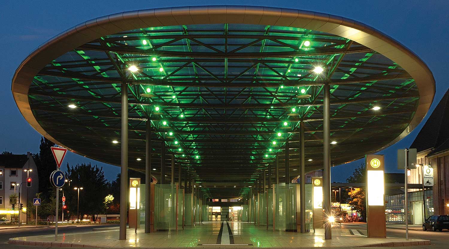 heiderich-architekten-luenen-zob-ueberdachung-herne-bei-nacht-3