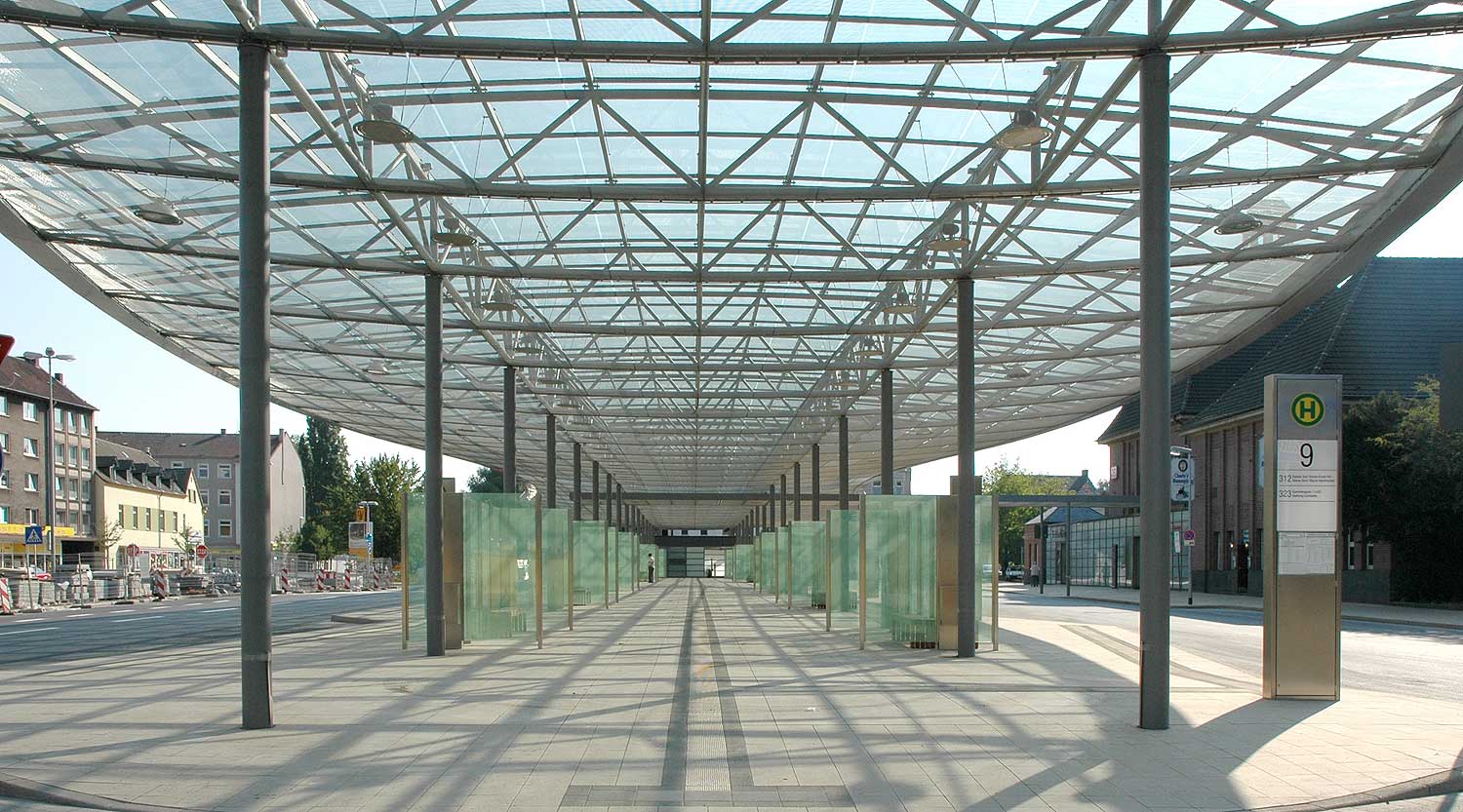 heiderich-architekten-luenen-zob-ueberdachung-herne-blick-unter-das-dach-1