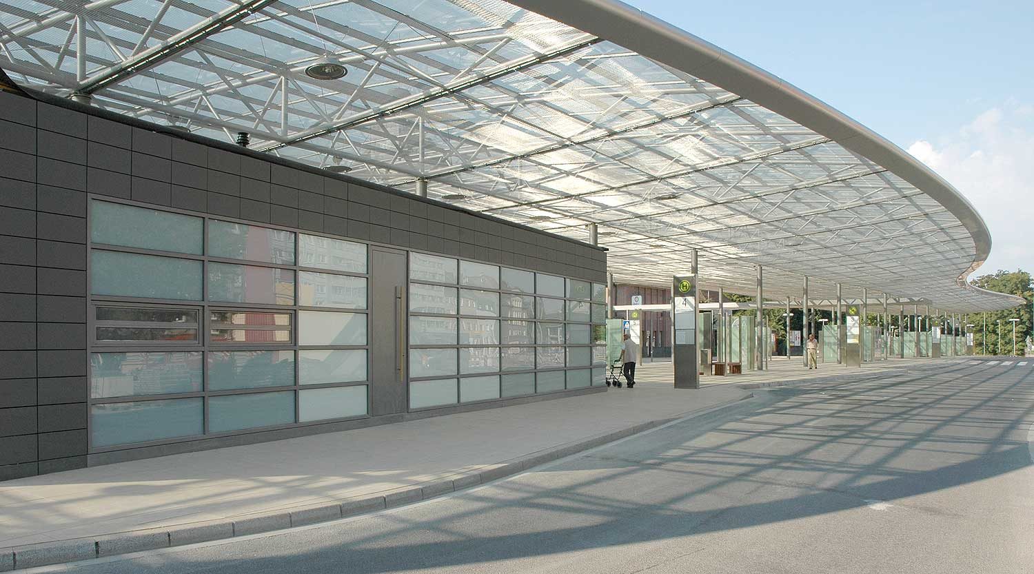 heiderich-architekten-luenen-zob-ueberdachung-herne-mit-u-bahn-gebaeude