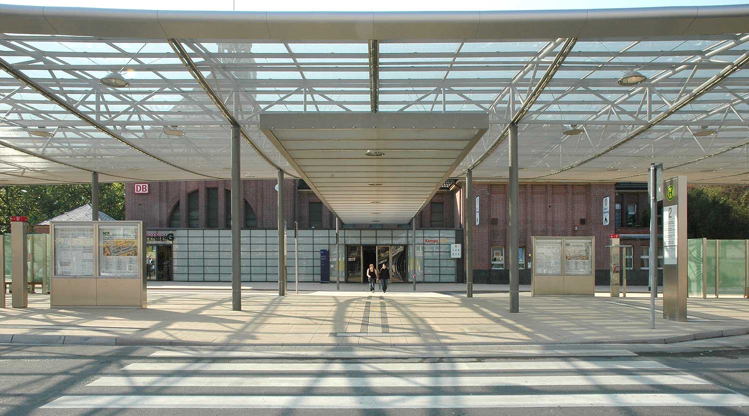 heiderich-architekten-luenen-zob-ueberdachung-herne-blick-unter-das-dach-3