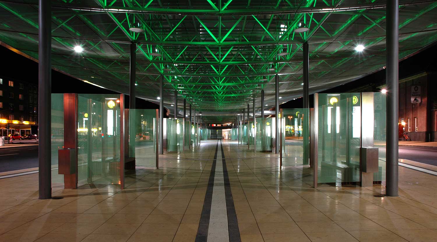 heiderich-architekten-luenen-zob-ueberdachung-herne-blick-unter-das-dach-bei-nacht-1