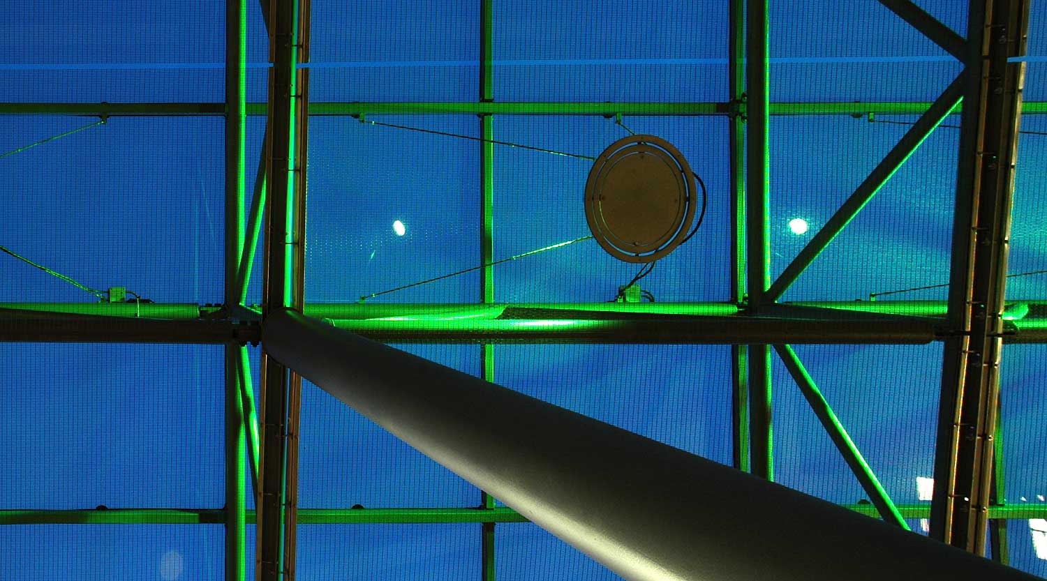 heiderich-architekten-luenen-zob-ueberdachung-herne-blick-unter-das-dach-bei-nacht-4