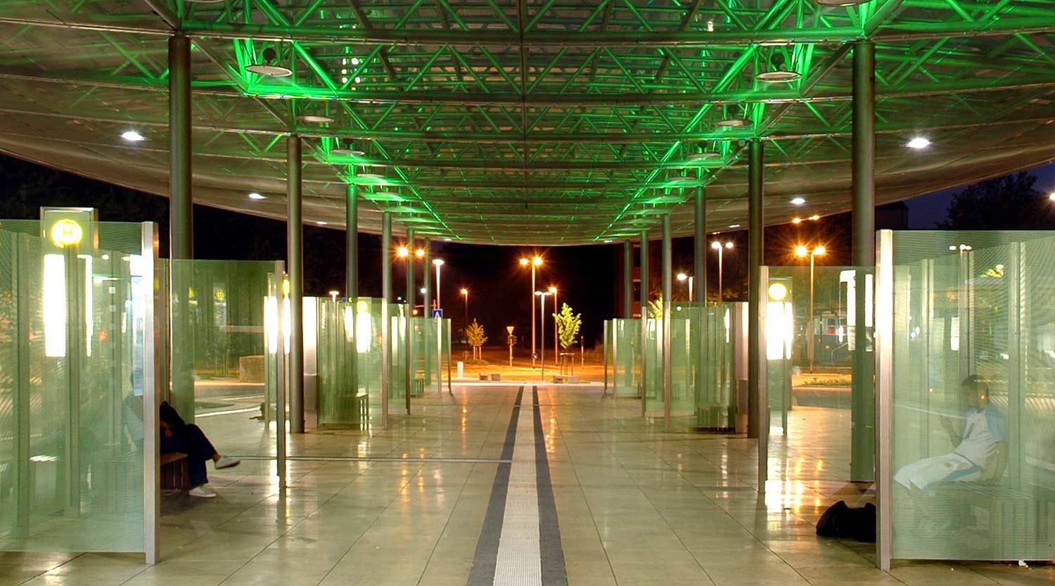 heiderich-architekten-luenen-zob-ueberdachung-herne-blick-unter-das-dach-bei-nacht-2