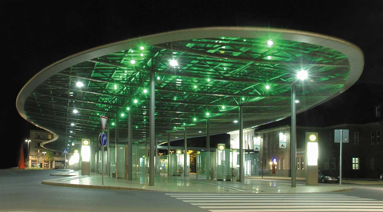 heiderich-architekten-luenen-zob-ueberdachung-herne-blick-unter-das-dach-bei-nacht-3