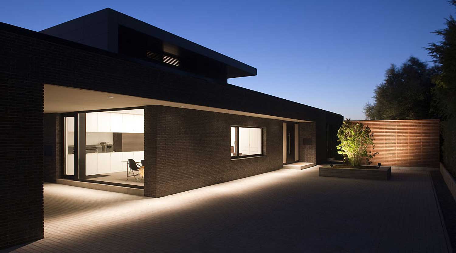 heiderich-architekten-luenen-einfamilienhaus-p-dortmund-ahlenberg-einfahrt-mit-licht