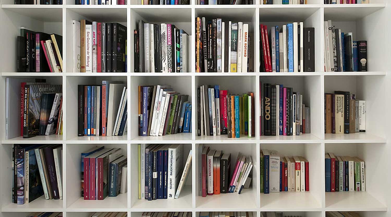 heiderich-architekten-luenen-einfamilienhaus-p-dortmund-ahlenberg-buecherwand