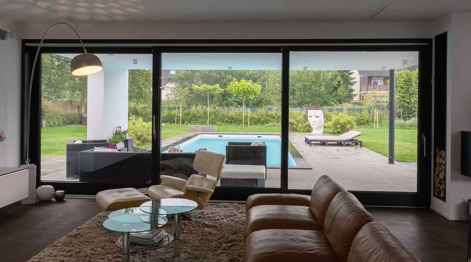 heiderich-architekten-luenen-zweifamilienhaus-p-luenen-wohnzimmer-mit-pool