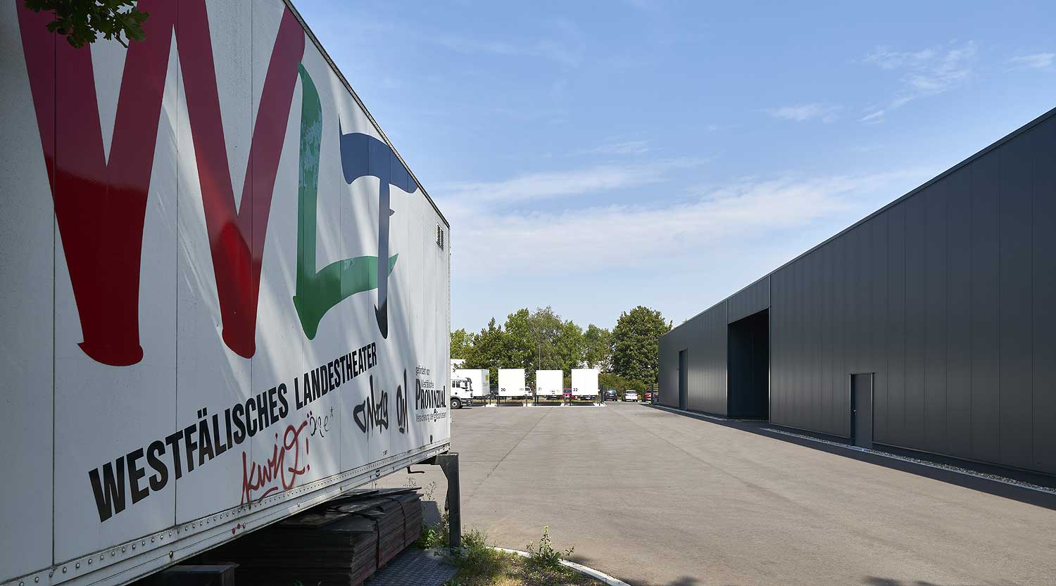 heiderich-architekten-luenen-wlt-castrop-rauxel-einfahrt-mit-container